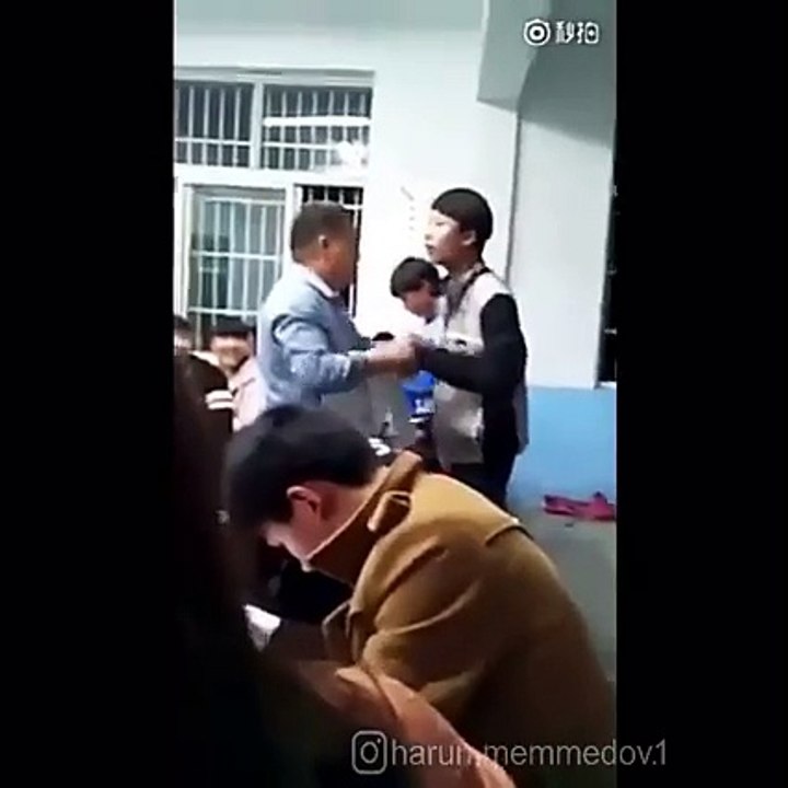 Un professeur essaye de se faire respecter par ses élèves mais ça ne fonctionne pas