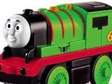 Thomas y Sus Amigos Percy Tren de Madera Con Pilas Juguete Para Niños