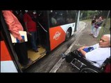 Problemas que tienen las personas con discapacidad a la hora de abordar un metrobús