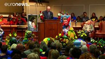 Un funeral de superhéroes para el niño estadounidense muerto por disparos en una escuela de Carolina del Norte