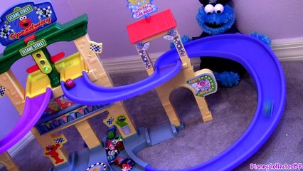 Descargar video: Cookie Monster Race Track Micro Drifters Cars Planes Speedway Sesame Street Disney Pixar trucks