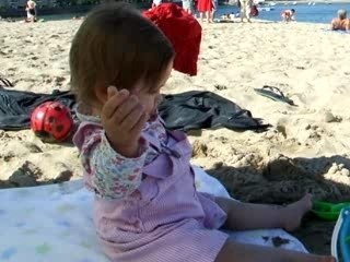 capucine met son chapeau