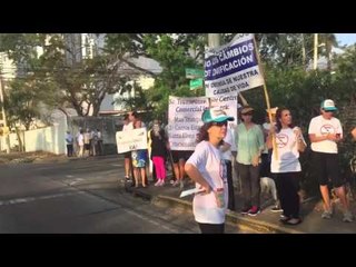 Moradores de Altos del Golf protestan en la acera