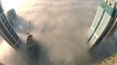 Sauter en BASE Jump dans les nuages d'un gratte ciel à Dubai !