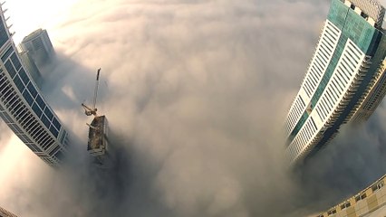 Sauter en BASE Jump dans les nuages d'un gratte ciel à Dubai !