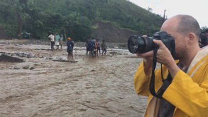 El derrumbe de un puente por Matthew incomunica a cientos de haitianos