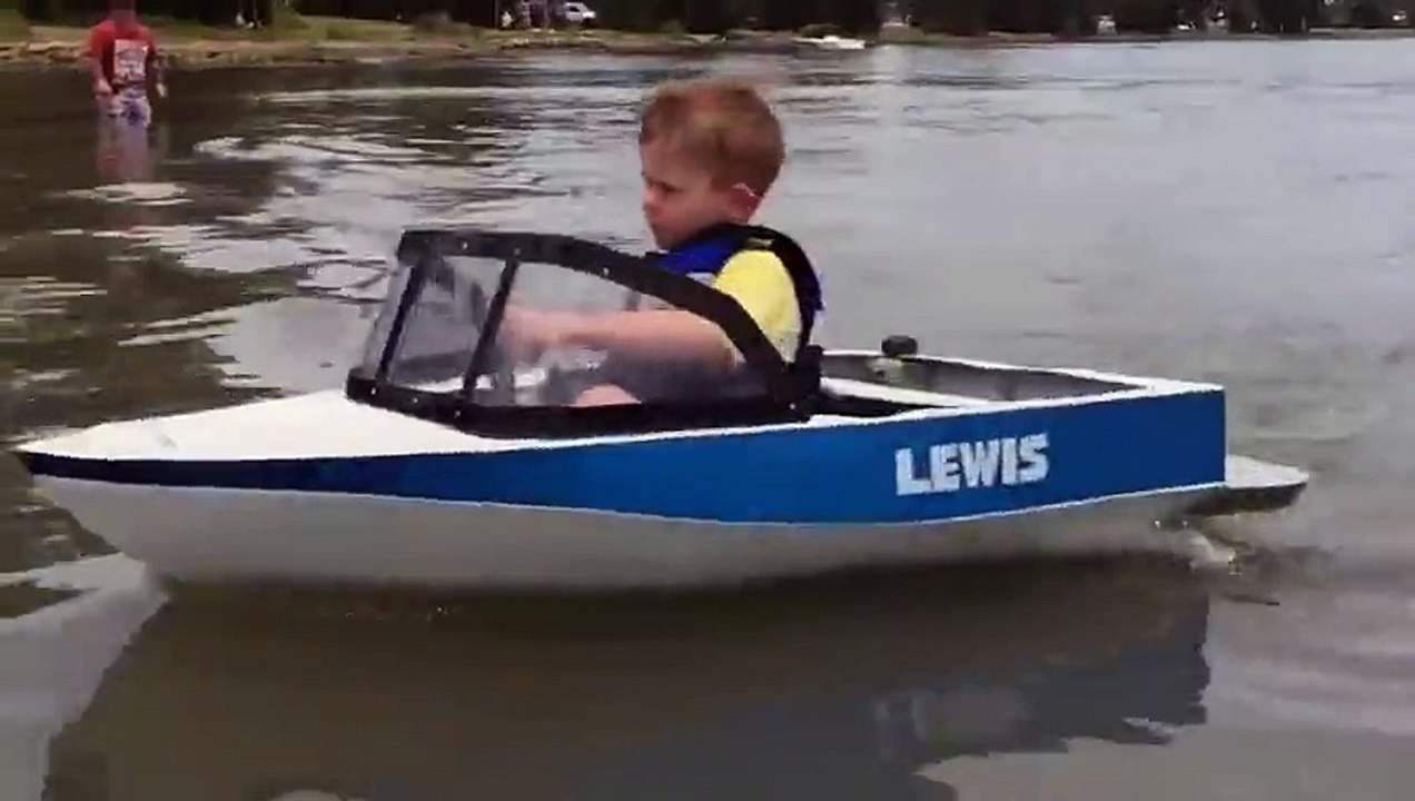Kids Mini Ski Boat on the Lake - Mart Whyte