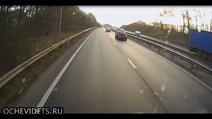 Zmiaźdzenie samochodów przez tira