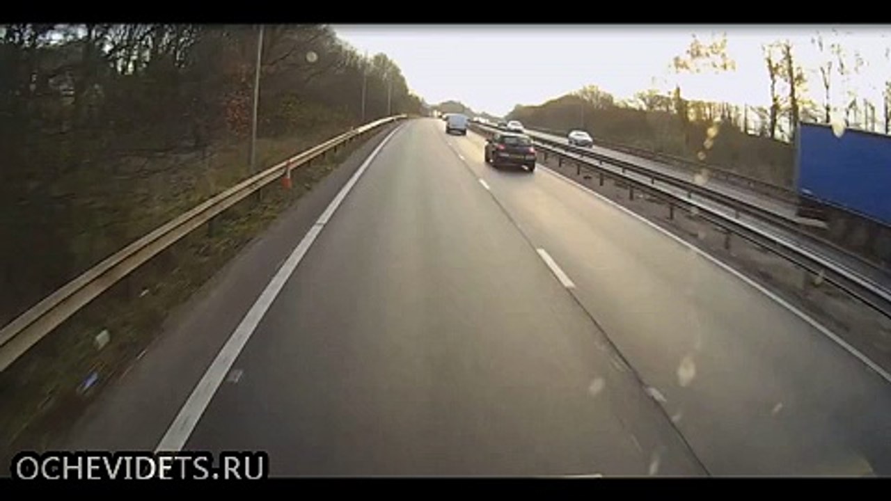 Zmiaźdzenie samochodów przez tira