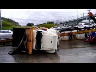 Camión se vuelca en la Tumba Muerto