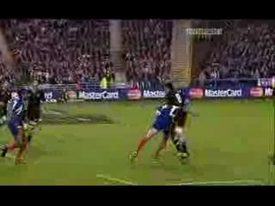 Enorme Charge de Chabal sur Masoe