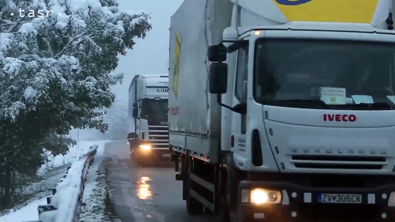 Dopravná situácia na horskom priechode Donovaly po nočnom snežení