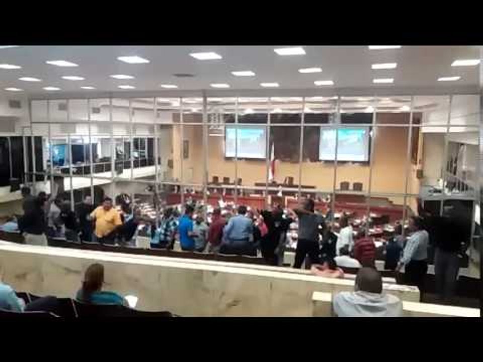 Gritos en la Asamblea mientras habla Quijano