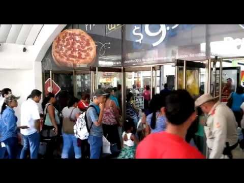 Gran cantidad de personas realizan sus últimas compras navideñas.