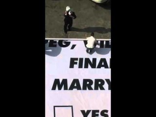 Al estilo de Star Wars le pide matrimonio