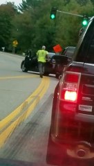 Un homme est tout heureux de voir sa première road rage