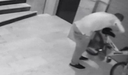 Önce ayakkabıları, sonra bisikleti çaldı