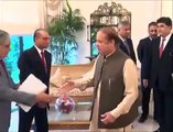 Watch Face Expression Of PM Nawaz Sharif, When He Shakes Hand With General Raheel Sharif