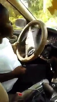 Elle laisse son gamin de 7 ans conduire sa voiture et filme la scène