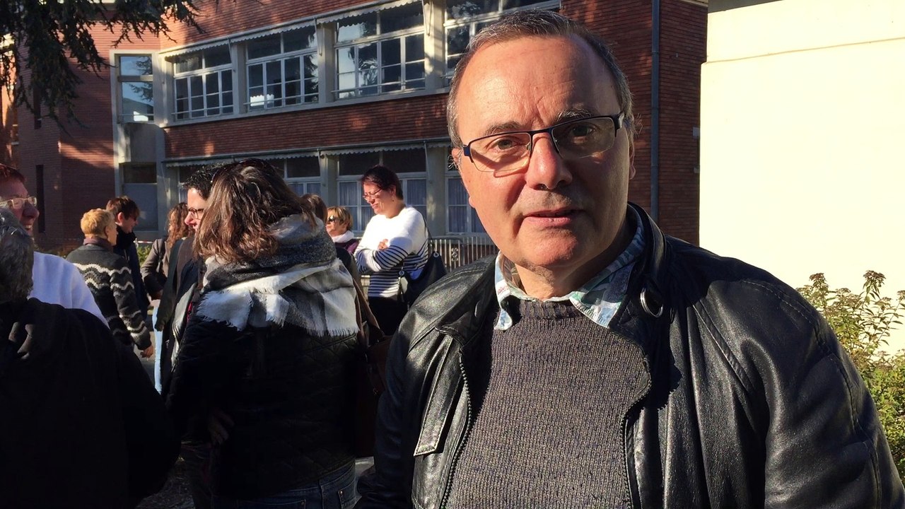 Alain Lachaise (CGT) explique les raisons de la grève devant l'hôpital de La Rochefoucauld