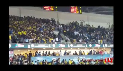 Erdoğan’ın protesto edildiği kupa töreninde koltuklar havada uçuştu
