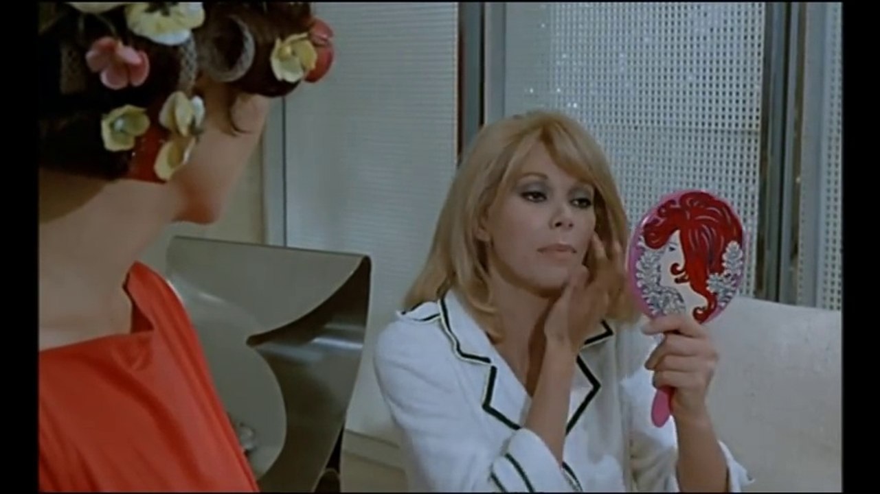 Bande-annonce de "Elle boit pas, elle fume pas, elle drague pas, mais… elle cause !"