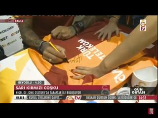 Nigel de Jong, Beyoğlu GSStore'da taraftarlarımızla buluştu.