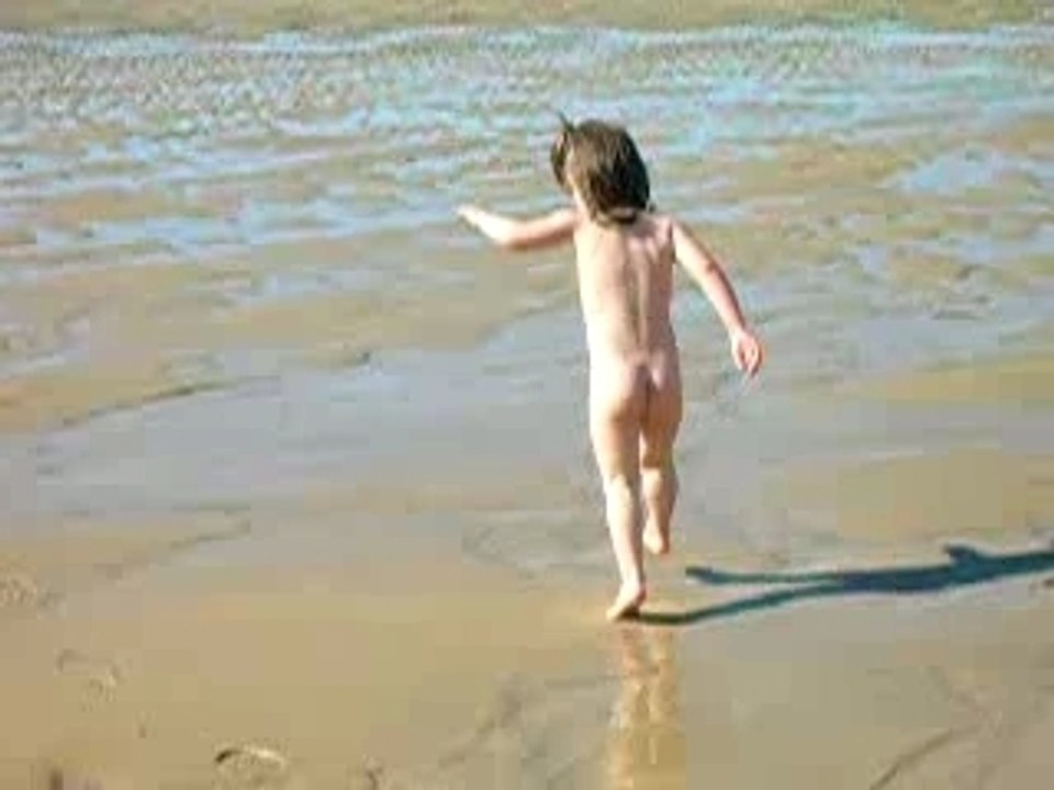 Zia court sur la plage