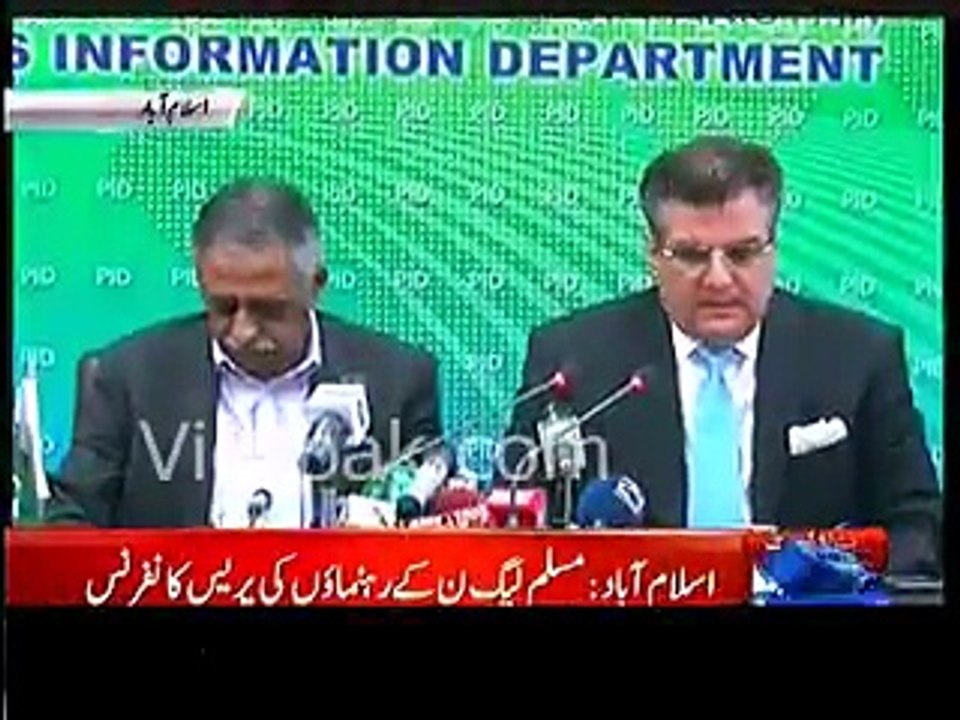 Danial Aziz ki Imran Khan ki clip dekhane ki koshish magar video ka volume hi low raha - See how he is guiding technical