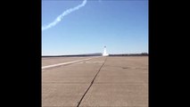 Un avion de chasse fait un rase motte à 1m du sol - Patrouille Américaine