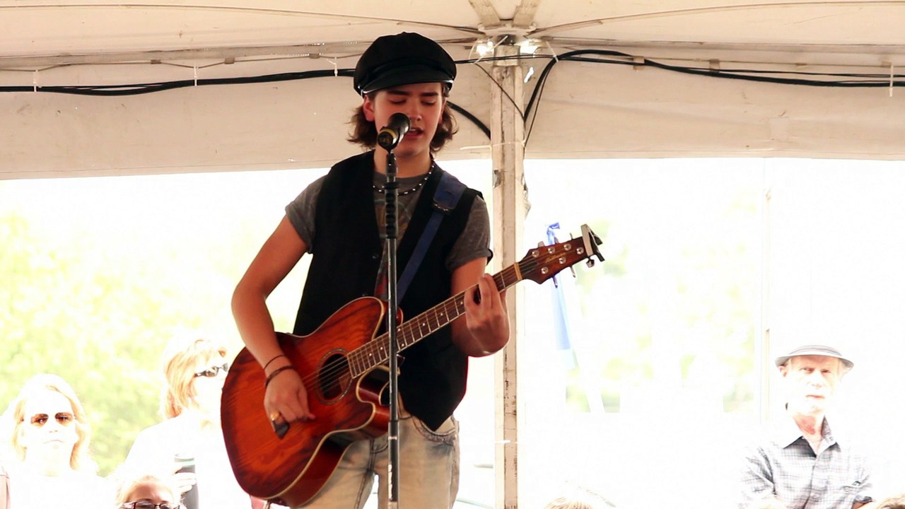 Gavin O'Brien sings 'It's Now Or Never' Elvis Week 2016