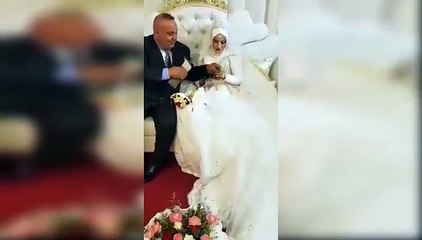 محب للافريقي يقدم لزوجته قميصا للنادي