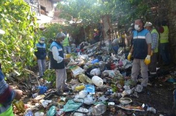 Kula'da Evden 10 Kamyon Çöp Çıktı