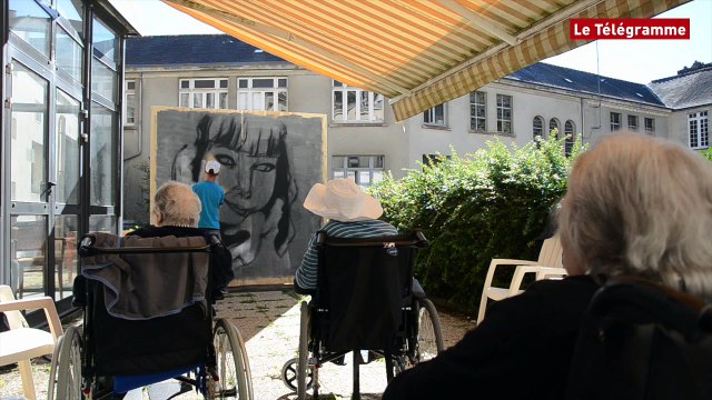 Quimper Le graffeur Hoz réalise une fresque à La Retraite