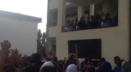 Makhloufi dans son ancienne école primaire, scènes incroyables!