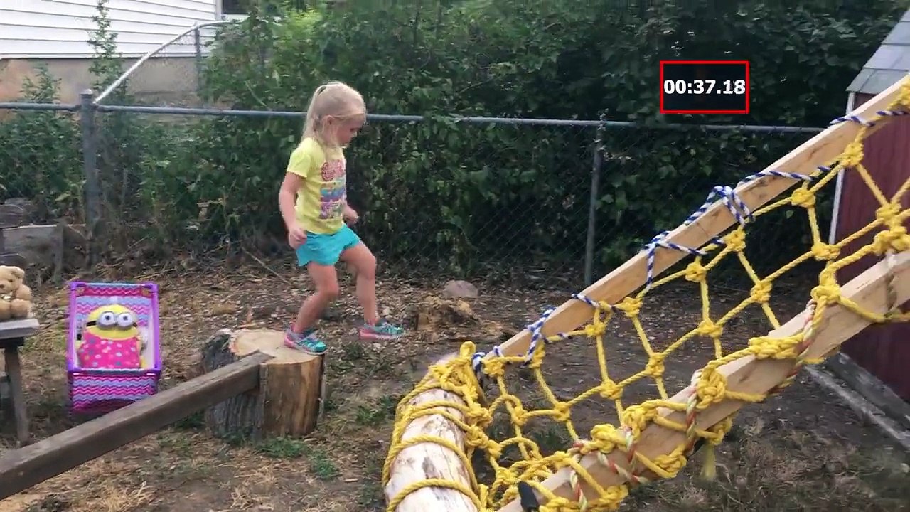 Passionnée par l’émission « Ninja Warrior », son père lui réalise une version miniature du parcours