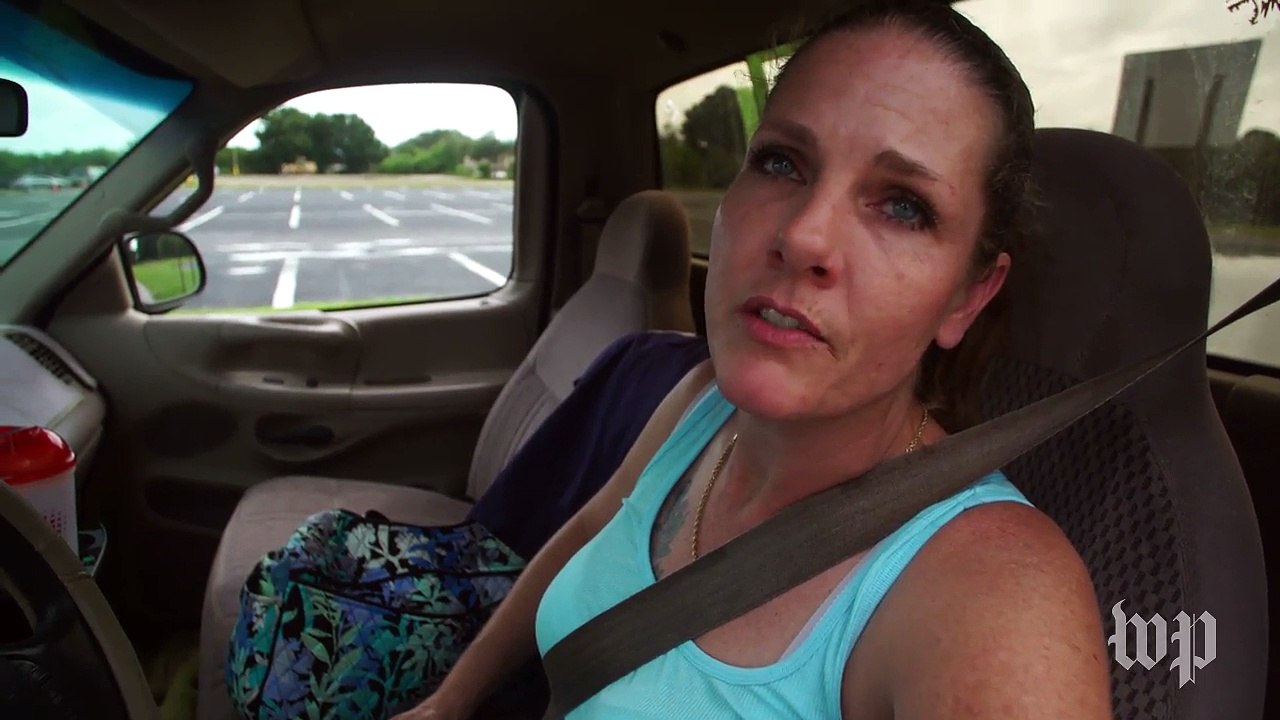 Florida residents stick it out and stock up sandbags