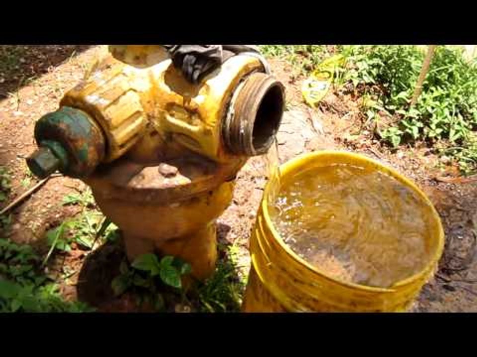 Desperdicio de agua en plena vía