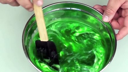 Il verse un liquide vert et étrange dans des pailles pour boire! Ce qu'il réalise vous épatera!!