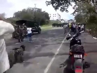 Policía reprimen a manifestantes en la frontera