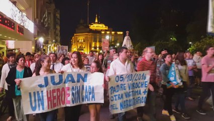 Argentinos marchan pidiendo justicia por muerte del cura que acusó a los narcos