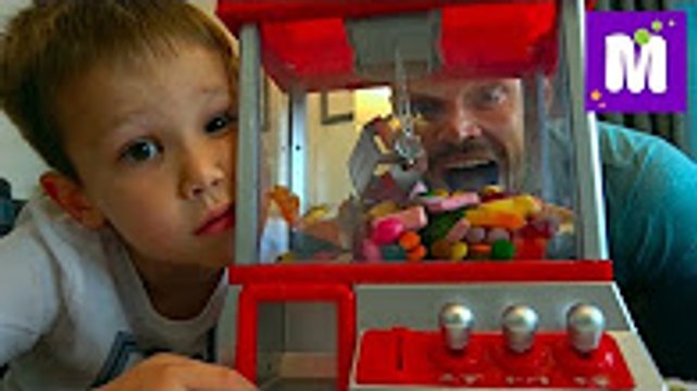 Мистер Макс и Мисс Катя Новые Серии 2020 года Конфетный аппарат для вылавливания конфет Ловим желейные пауки и череп с начинкой Призы победителю أطفال مضحك ضد شبح - جوني جوني أغاني الحضانة قافية وتعلم الألوان للأطفال