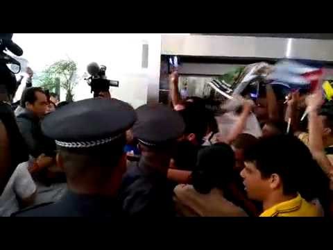 Manifestantes cubanos y venezolanos en foro de la sociedad civil