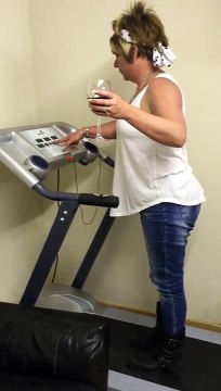 Quelle idée elle a eu de courir avec un verre de vin à la main!