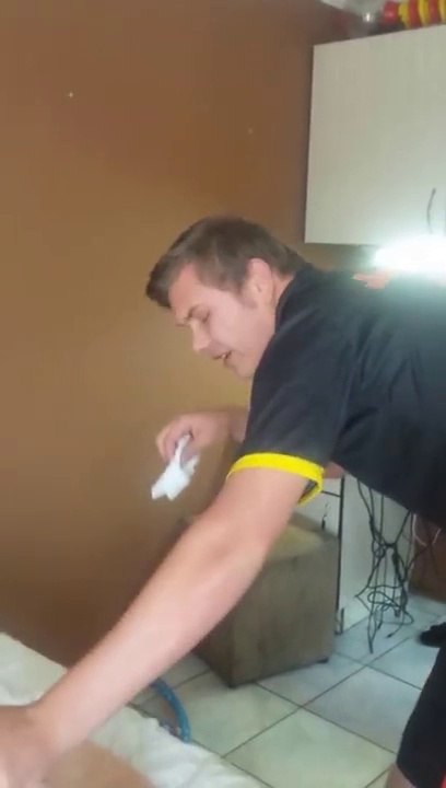 Première fois que papa change la couche de bébé... Ca file la gerbe!