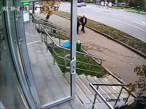 Un chauffard fonce sur deux piétons qui marchent sur le trottoir