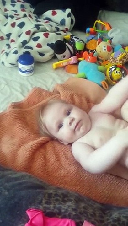 Le premier changement de couche d’un bébé est toujours difficile pour un homme