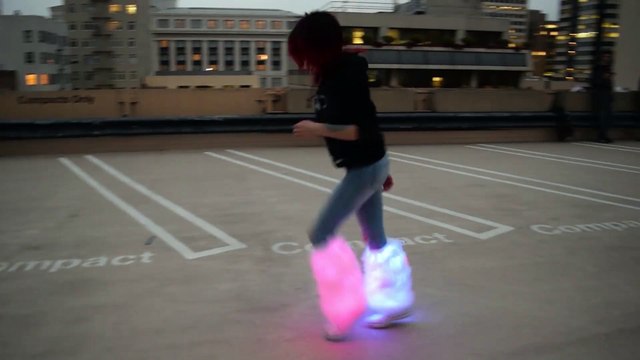 Pire conseil mode : les bottes poilues lumineuses à LED