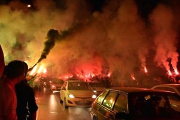 A Milli Futbol Takımı Meşalelerle Karşılandı