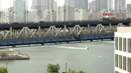 ABD'deki Köprüye Putin Afişi Asıldı